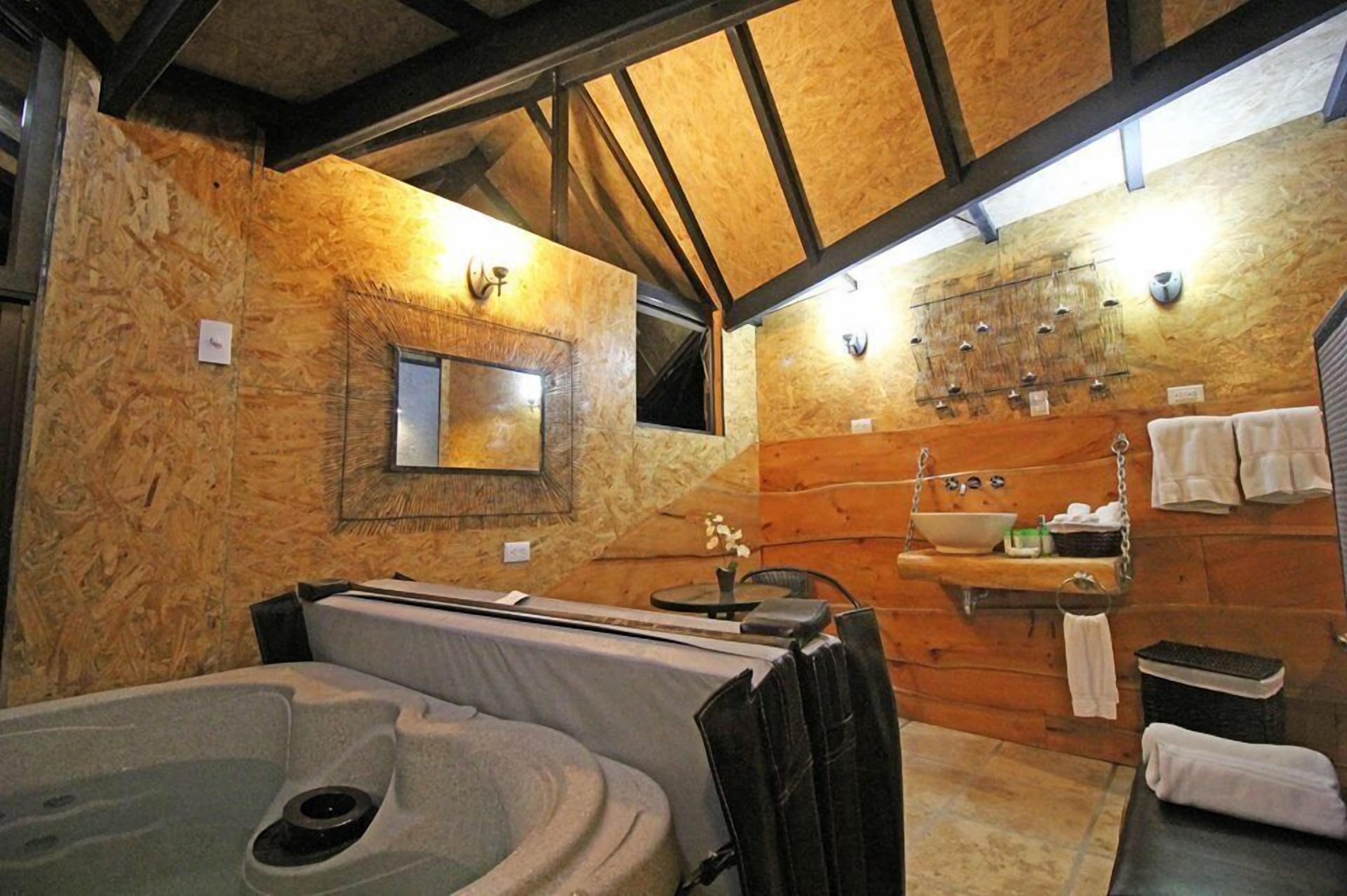 chalet, jetted tub | bathroom | free toiletries, hair dryer, bidet, towels