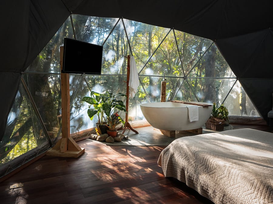 Tienda estándar | Tabla de planchar con plancha, wifi gratis, ropa de cama