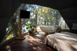 Barraca standard | Ferros/tábuas de passar roupa, Wi-Fi de cortesia, roupa de cama