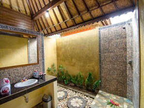 Quarto standard | Banheiro | Chuveiro, produtos de toalete grátis