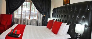 In-room safe, individually decorated, individually furnished, desk - Lapologa Bed and Breakfast (Tzaneen)