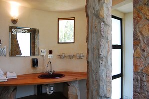 Family Room, Balcony (Dali) | Bathroom | Shower, towels - Flying Crocodile (Sámara)