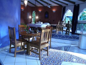 غرفة ديلوكس رباعية - سريران مزدوجان | تناول الطعام داخل الغرفة