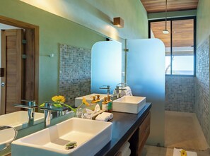 Jungle Suite, Two Queen Beds | Baño | Ducha y cabezal de ducha tipo lluvia