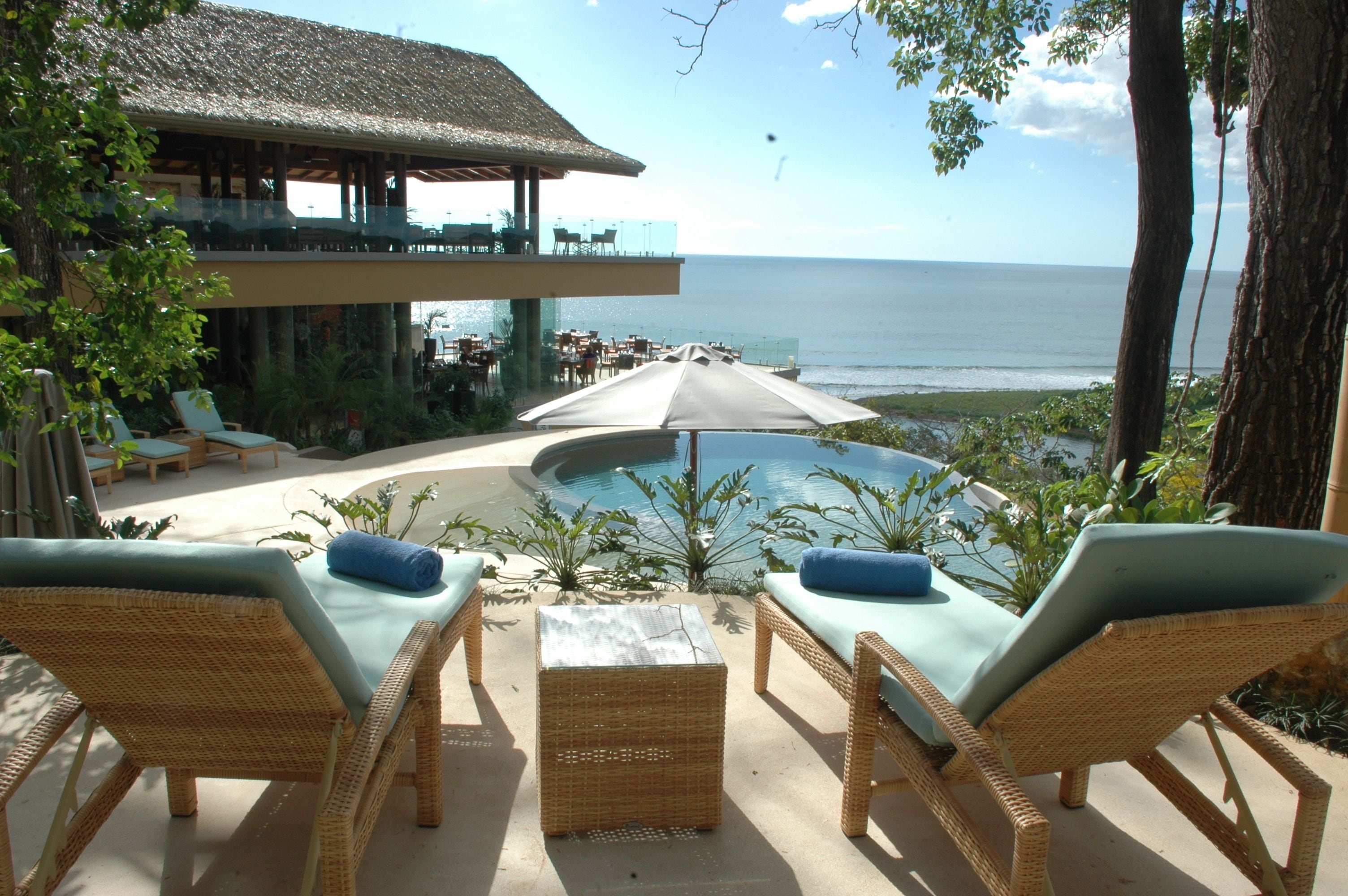 Hotel Boutique Lagarta Lodge hilltop infinity pool overlooking Nosara jungle and ocean