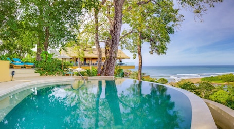 2 piscinas al aire libre, sombrillas, sillones reclinables de piscina