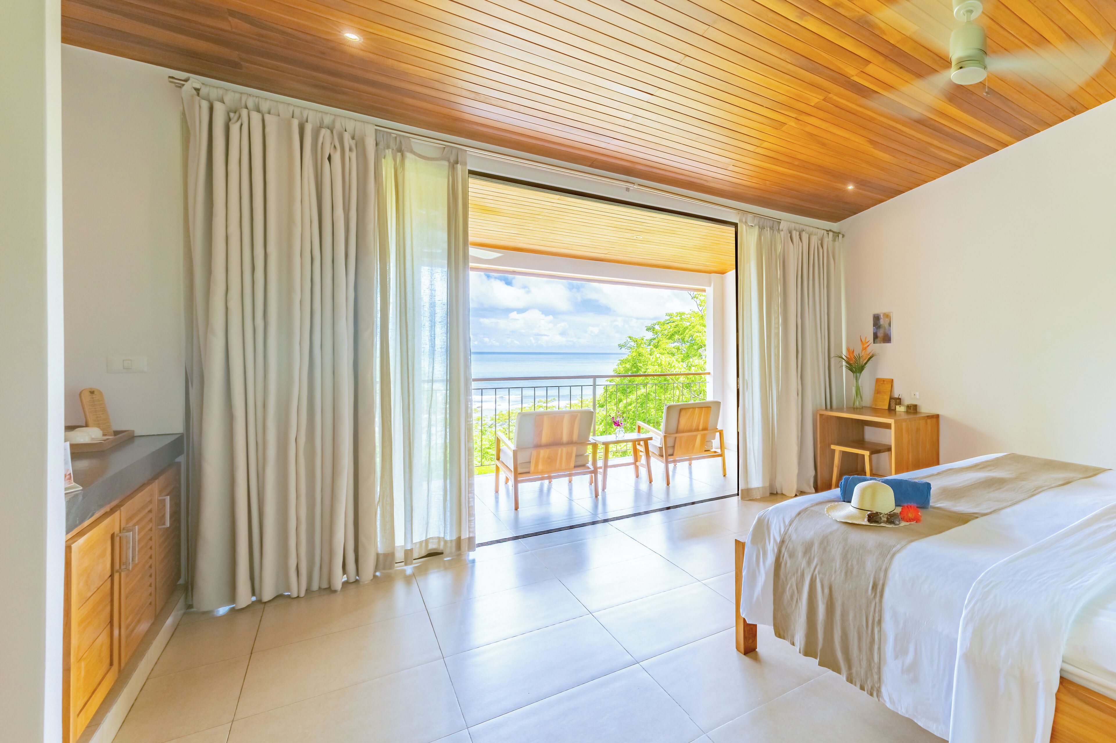 Premium bedding, in-room safe, individually decorated