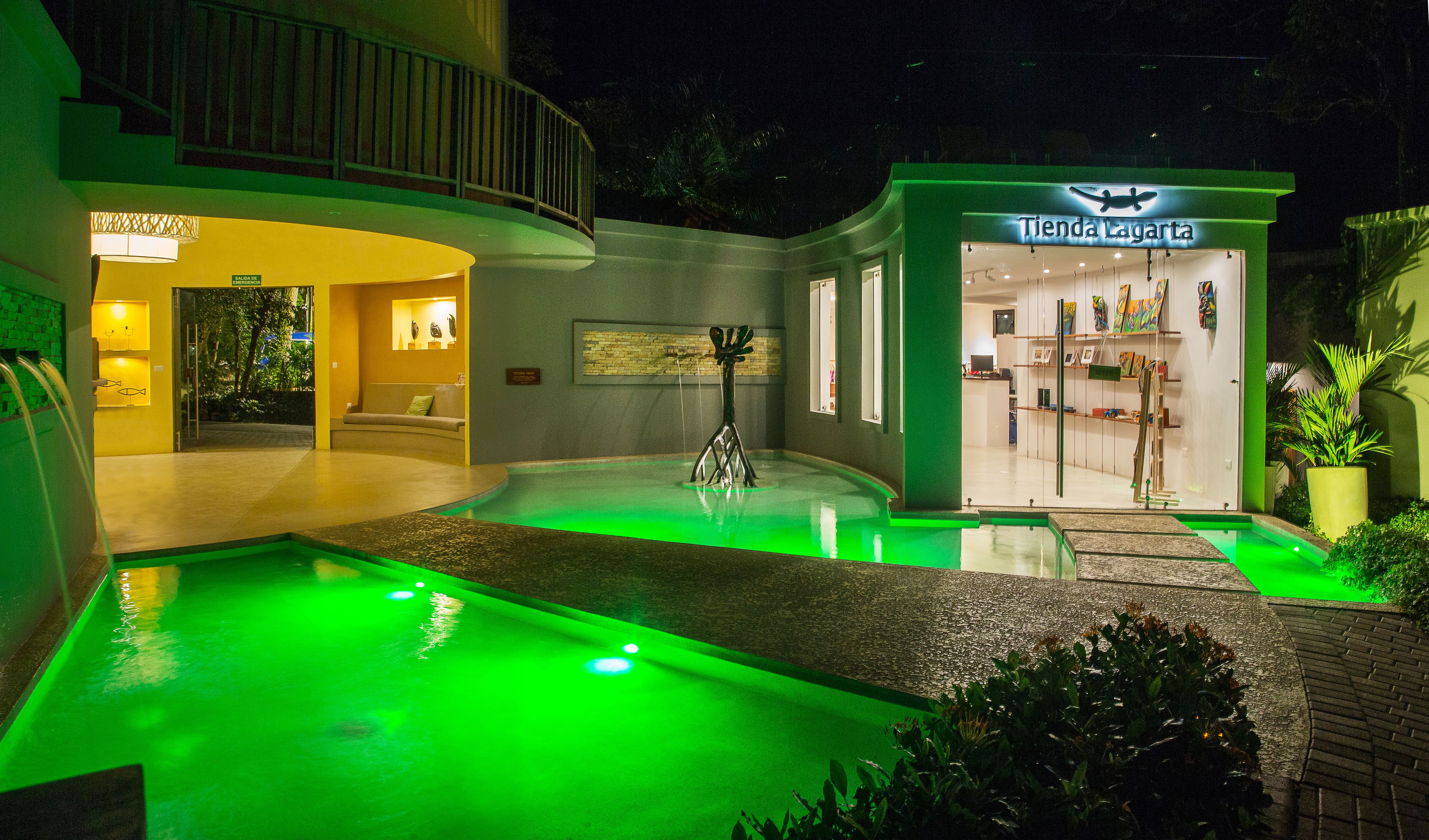 Hotel com piscina, área de recepção e loja.
