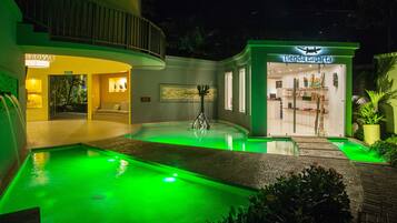 Hotel com piscina, área de recepção e loja.