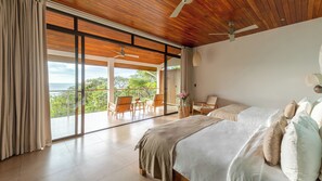 Suite | Luxe beddengoed, een kluis op de kamer, individueel gedecoreerd