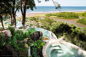 2 室外游泳池，09:00 至 20:00 开放，池畔遮阳伞，日光浴躺椅