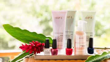 Una bandeja con productos OPI para uñas y una flor roja.