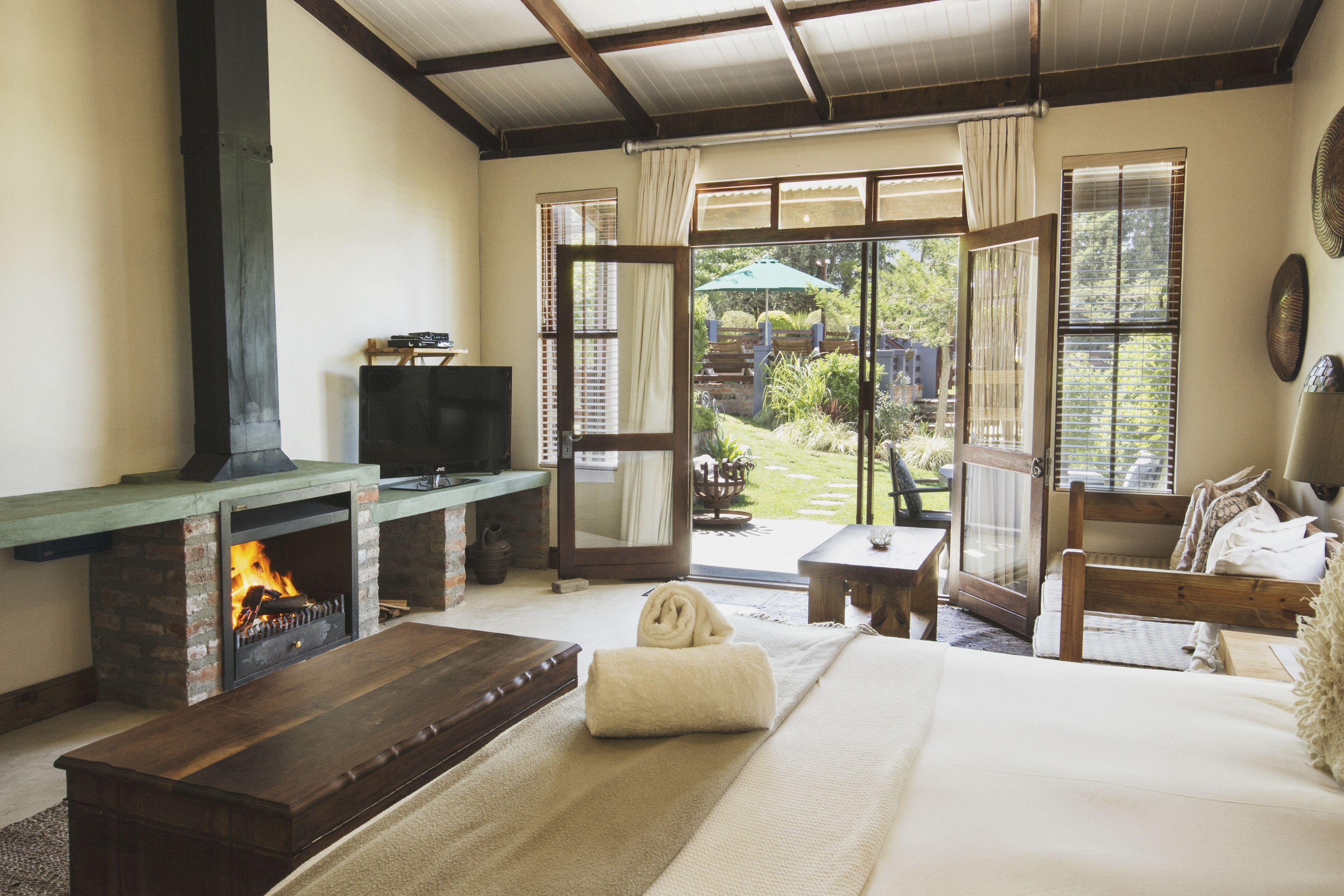 Deluxe Family Suite | Living area | 90-cm LED TV with satellite channels, TV, DVD player