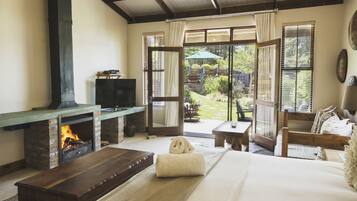 Suite familiar (Deluxe) | Área de sala de estar | Televisión LED de 90 cm con canales vía satélite y televisión