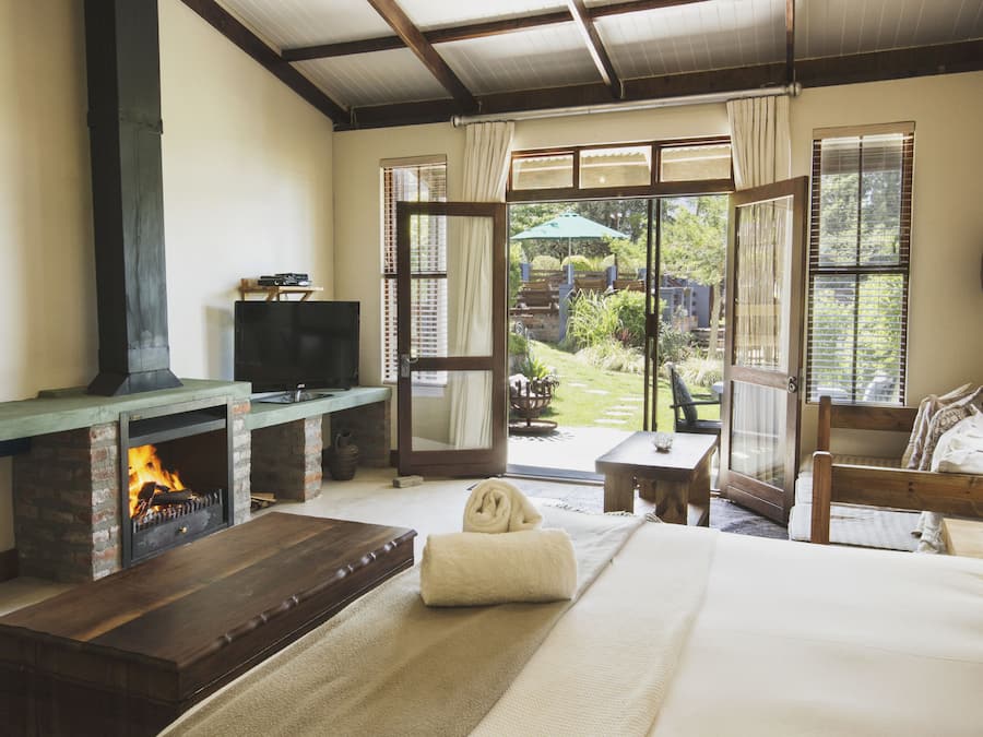 Familien-Suite (Deluxe) | Wohnbereich | 90-cm-LED-Fernseher mit Satellitenempfang, Fernseher, DVD-Player