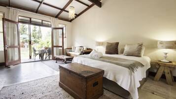 Deluxe Family Suite | Minibar, in-room safe, desk, blackout drapes