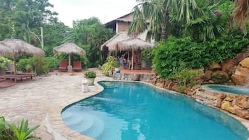 Hồ bơi ngoài trời, ghế dài tắm nắng