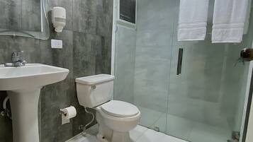 Camera Superior, 2 letti queen | Bagno | Doccia, set di cortesia gratuito, asciugacapelli, asciugamani