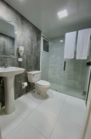 Superior Room, 2 Queen Beds | Bathroom