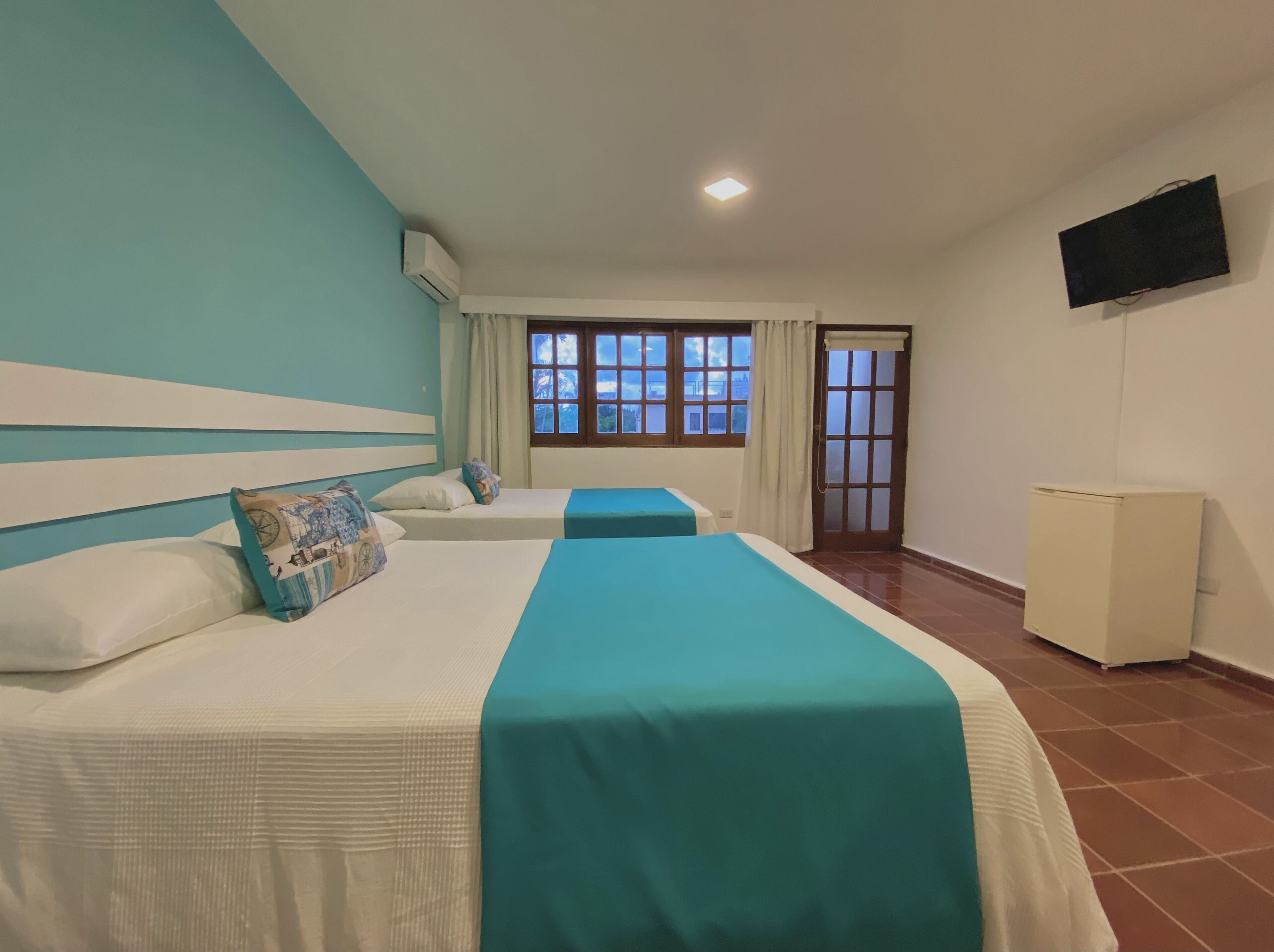 Habitación superior, 2 camas Queen size | Caja de seguridad en la habitación, escritorio y insonorización 