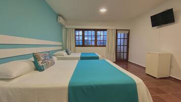 Habitación superior, 2 camas Queen size | Caja de seguridad en la habitación, escritorio y insonorización