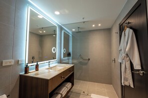 Executive Studio Suite, 1 King Bed | Bathroom - Wyndham Quito Airport (Tababela)