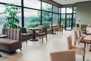 Se sirven desayunos, almuerzos y cenas; cocina internacional