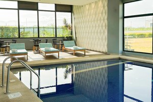Una piscina techada, sillones reclinables de piscina