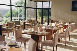 Se sirven desayunos, almuerzos y cenas; cocina internacional