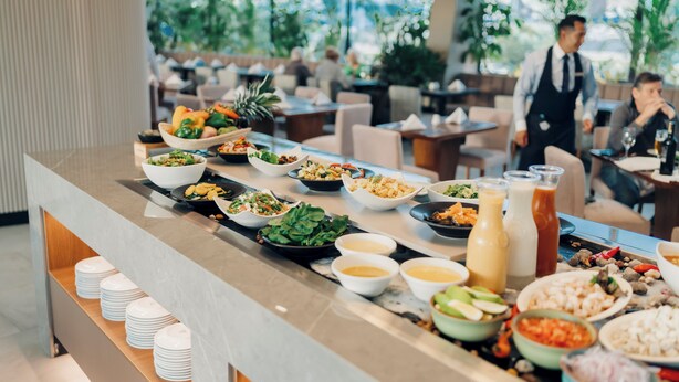Een buffet met diverse gerechten en drankjes.