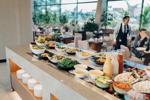 A buffet setup with various dishes and beverages. - Wyndham Quito Airport (Tababela)