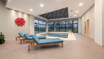 Piscina coperta, con ingresso dalle 07:00 alle 22:00, lettini