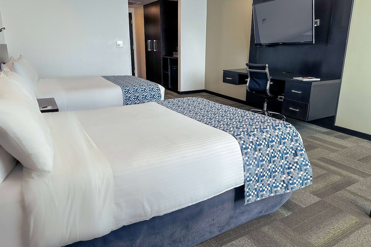 Habitación Deluxe, 2 camas dobles, no fumadores | 1 dormitorio, ropa de cama de alta calidad, caja fuerte y escritorio