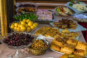 Breakfast buffet - Golden Falcon Hotel (Baku)