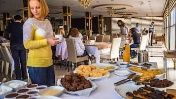 Se sirven desayunos, almuerzos, cenas y cocina local