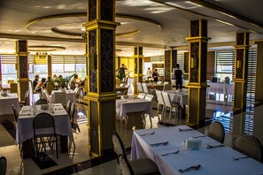 Café da manhã, almoço e jantar; culinária local