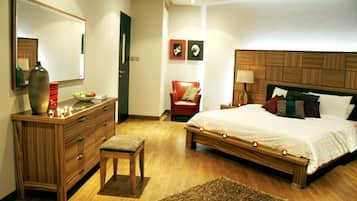 Une chambre à coucher avec un lit en bois, une table de chevet, une commode, une chaise et un miroir.