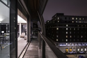 Penthouse de lujo, 3 habitaciones, con acceso para personas discapacitadas, vista a la ciudad | Terraza o patio