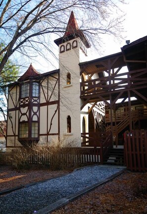 Basic Room, 2 Queen Beds (No pets, Not Riverfront, Stairs Access Only)* -No View-No ground floor* | Strykejern/-brett, wi-fi (inkludert) og sengetøy