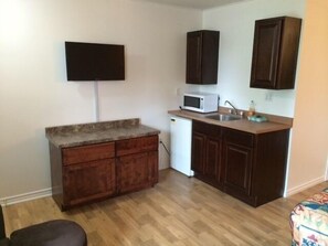 Standard Room (1 Queen Bed and 2 Single Beds) | Private kitchenette | Coffee/tea maker