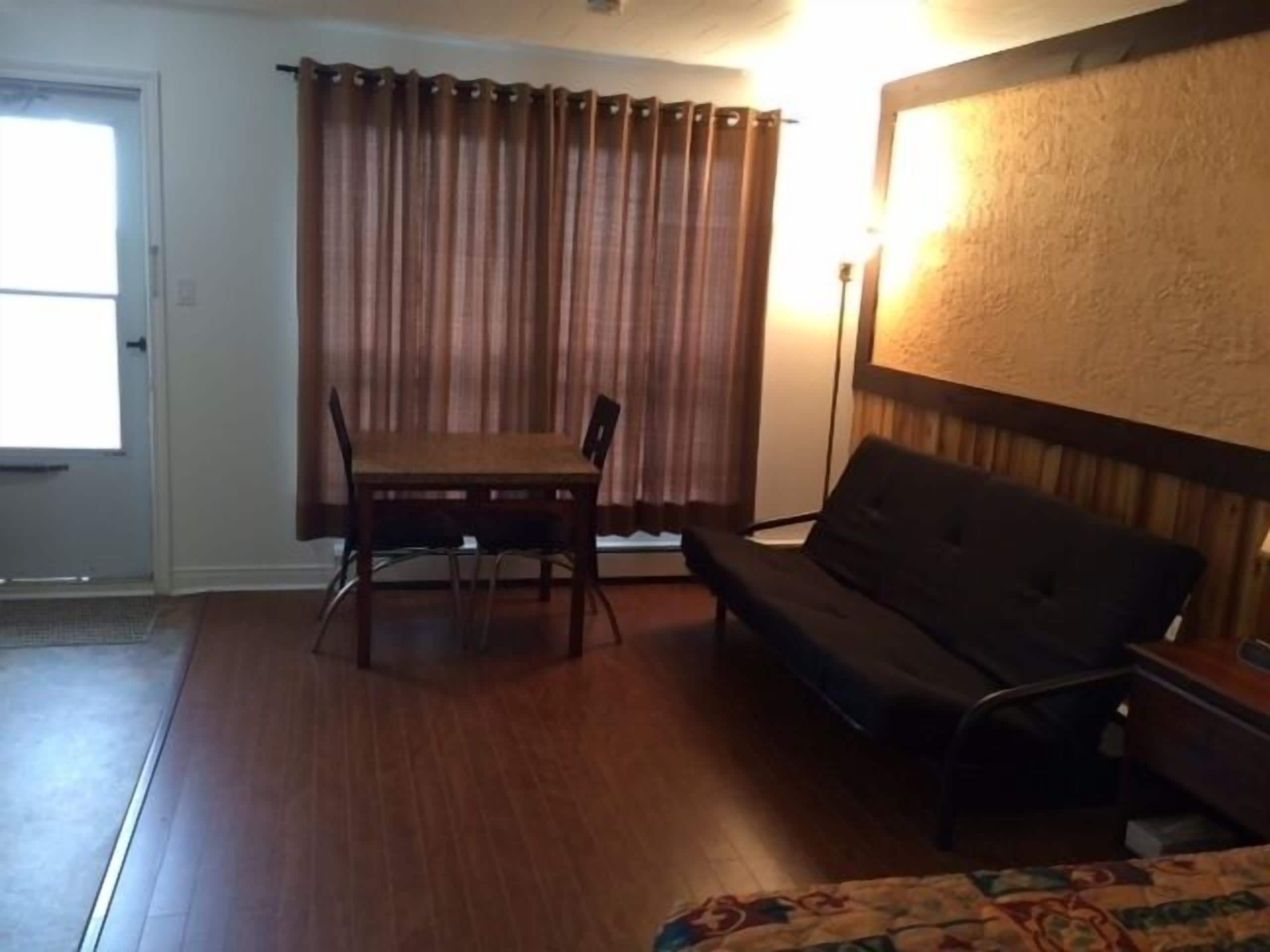 Standard Room, 1 Queen Bed, Kitchenette | Living area