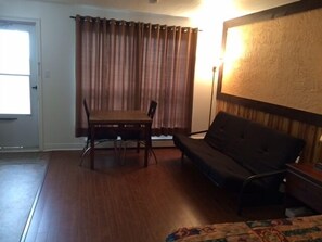 Rom – standard, 1 queensize-seng, tekjøkken | Oppholdsområde | Flatskjerm-TV