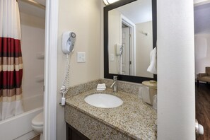 Combined shower/bathtub, free toiletries, hair dryer, towels - Red Roof Inn Vermillion - U of South Dakota (Vermillion)