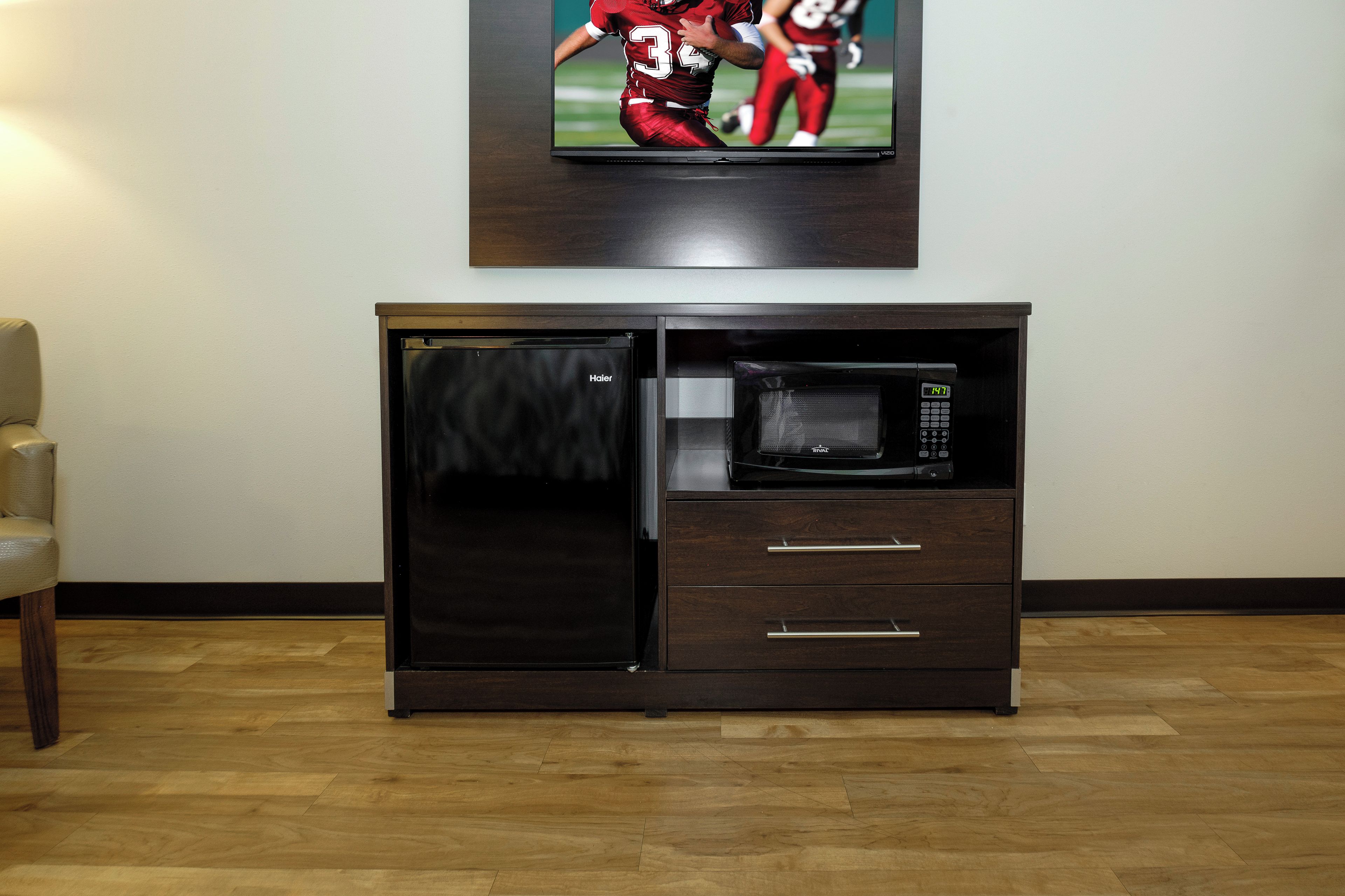 Una kitchenette compacta con microondas y cajón refrigerador.