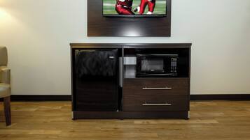 Una kitchenette compacta con microondas y cajón refrigerador.