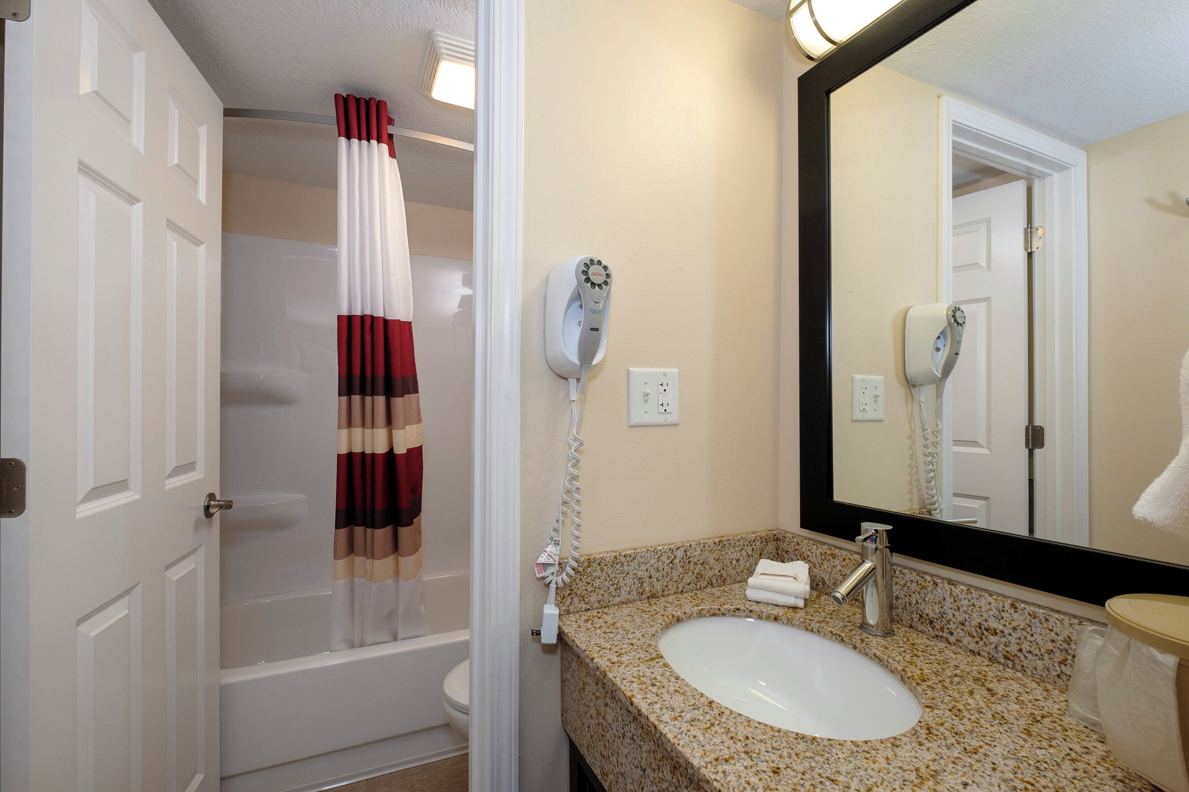Combined shower/bathtub, free toiletries, hair dryer, towels