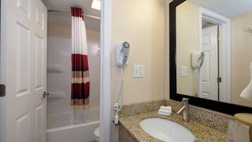 Combined shower/bathtub, free toiletries, hair dryer, towels