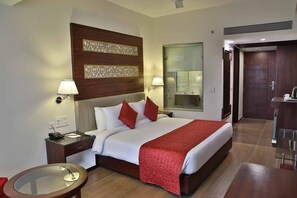 Superior Room, 1 King Bed | Minibar, in-room safe, desk, soundproofing - Clarion Inn Sevilla (Dera Bassi)