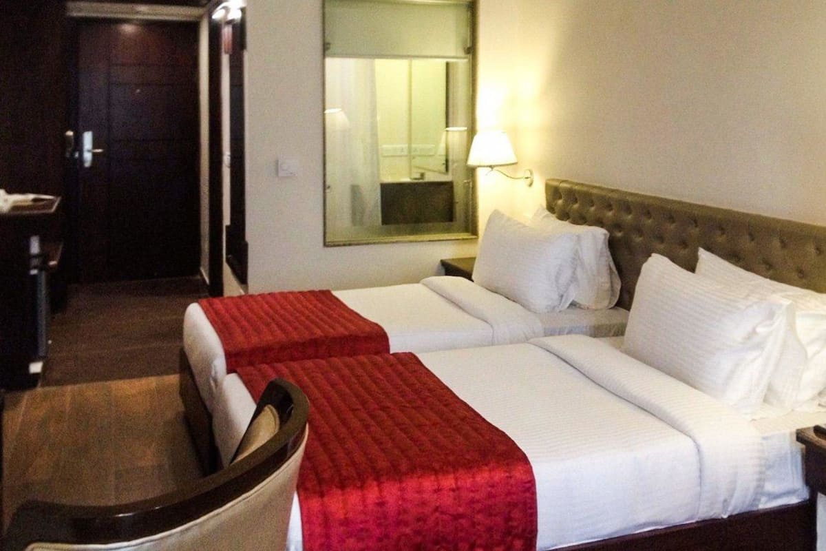 Deluxe Room | Minibar, in-room safe, desk, soundproofing