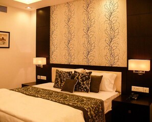 Minibar, in-room safe, desk, soundproofing - Clarion Inn Sevilla (Dera Bassi)